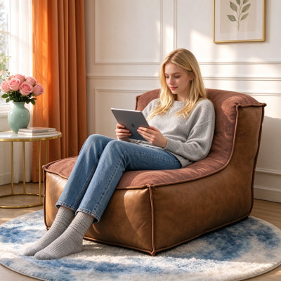 Fauteuil élégant une place avec dossier sculptural et table d'appoint intégrée, fauteuil lounge en similicuir pour salon ou chambre