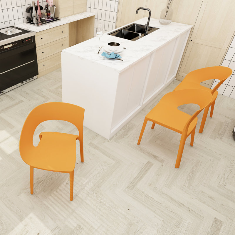 Chaises simples en polypropylène orange tropical (lot de 4) pour aires de repas, résistantes aux intempéries, pieds antidérapants pour une utilisation extérieure.