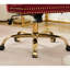 Chaise de bureau moderne avec revêtement en velours rouge vin, boutons tirés à la main, garniture cloutée, grande base en métal fabriquée de coussins à rebond élevé pour plus de stabilité, couleur
