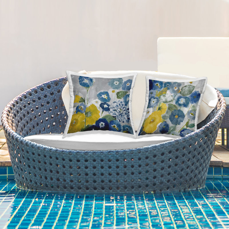 Ensemble de 2 coussins d'extérieur à imprimé Blue Blue Morning Glory Flowers par Jill Martin