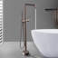 Robinet de baignoire autoportant à poignée simple avec douche à main-111704774