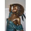 Statue de femme Havard avec son chien