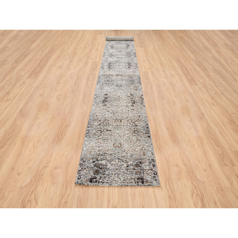 Tapis médaillon effilé 2 pi 6 po x 16 pi gris, noué à la main, moderne, transitionnel, à motif d'influence persane, en soie avec laine texturée, oriental, tapis 03EC23C15EBE4ECCBB01BDD2C109A236