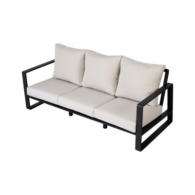 Tendance avec table basse - coussins beiges accents bruns modernes en aluminium et détails pour un salon confortable