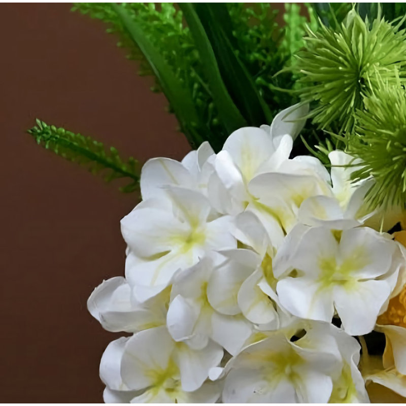 Décoration de fleurs simulées