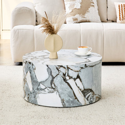 Une simple table basse cylindrique texturée en marbre de 23,6 pouces de diamètre x 11,8 pouces de hauteur, composée de meubles de salon en panneau de fibres à densité moyenne. Convient aux salons de style industriel ou minimaliste.