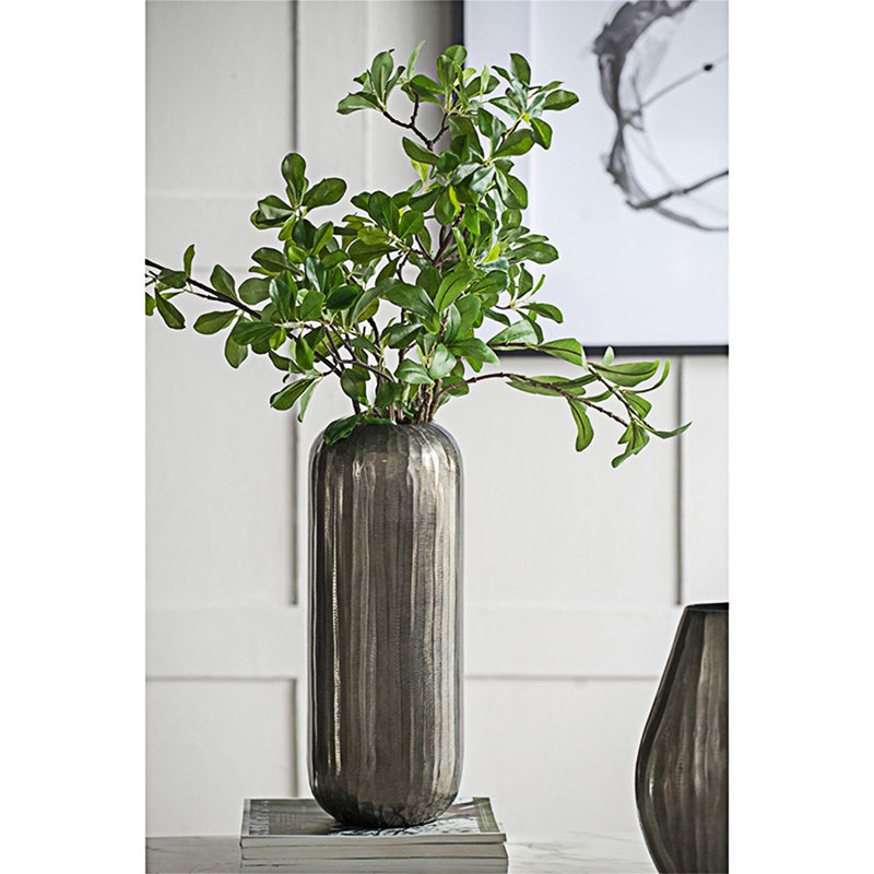 Vase ovale en aluminium avec ciseaux verticaux, parfait pour les décorations élégantes et les arrangements floraux