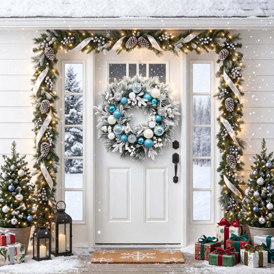 Couronne de Noël pré-illuminée de 61 cm (24 po) avec 20 lumières DEL, 8 modes d'éclairage, ornements bleus et minuterie de 6 heures, en PVC pour la décoration intérieure et extérieure