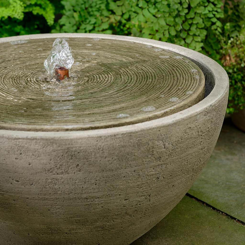 Fontaine en béton Ycatapom, Pierre alpine