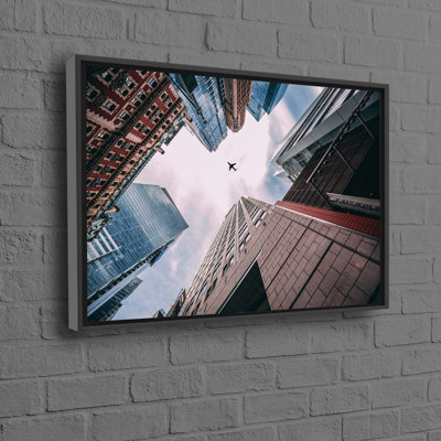 Art sur toile de coton noir et blanc avec un avion au-dessus d'un paysage urbain, idéal pour la décoration de bureau