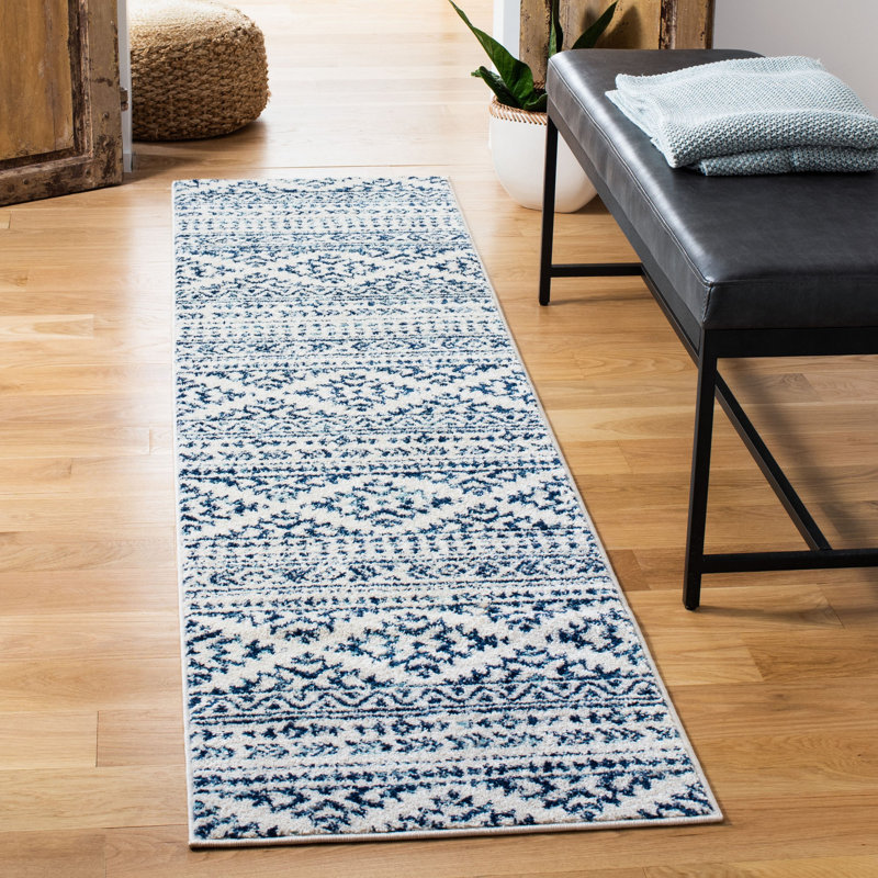 Tapis ivoire / bleu marine à motif géométrique Cobos, Tapis de couloir 2 pi x 21 pi