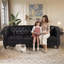 Canapé Chesterfield en polyuréthane à accoudoirs roulés.-1587581828-1584347165