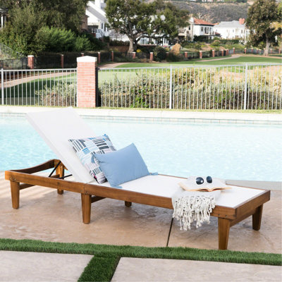 Chaise longue en filet blanc au bord de la piscine - cadre en bois Relax In Patio With And