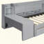 Lit de jour rembourré avec tiroirs, tablettes, armoires rabattables et table d'appoint
