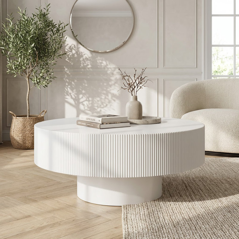 Table basse ronde élégante et moderne avec un bord cannelé et une base robuste, Blanc