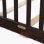 Lit plateforme au sol avec garde-corps et porte-812468296-811018461