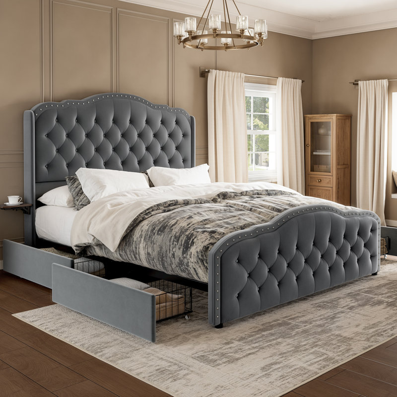  Grand lit tapissier à 4 tiroirs Maber, lit plateforme avec rangement et 2 tables de chevet, lit à oreilles en velours, aucun sommier requis, beige