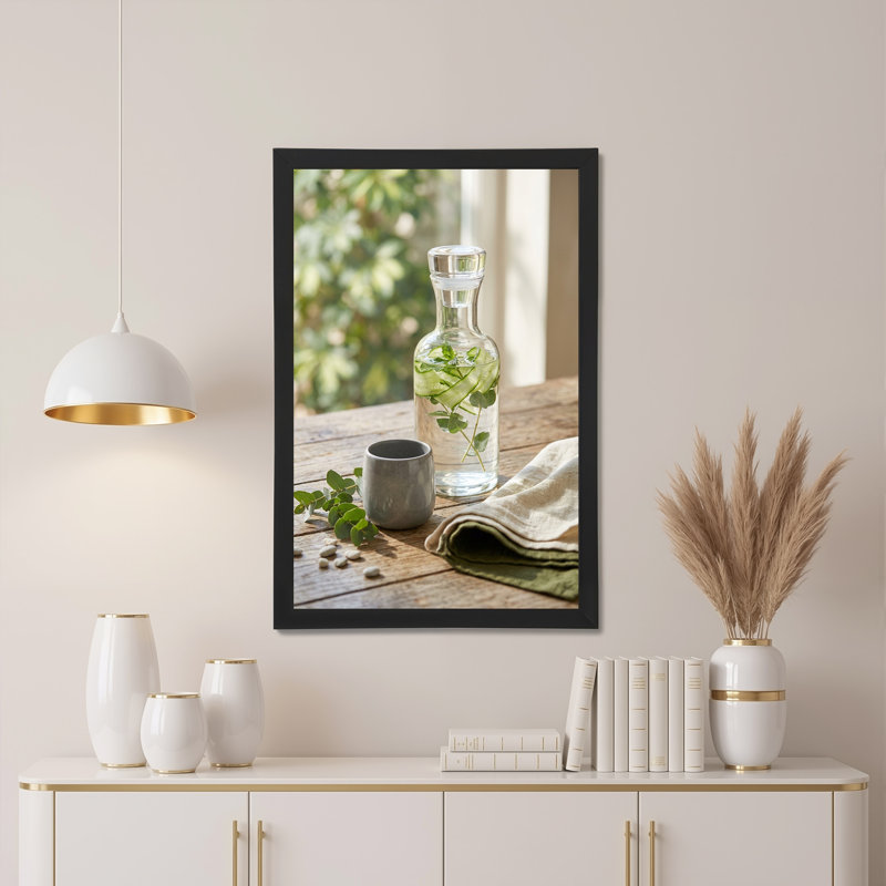 Carafe en verre avec des tranches de concombre et des feuilles de menthe sur une table en bois, art mural, H 30 po x l 20 po