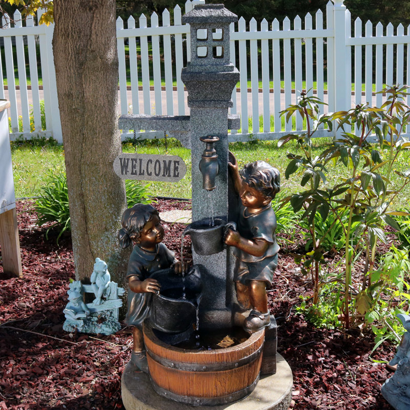 Fontaine d'extérieur en polyrésine avec lumière pour enfants jouant avec robinet Joshi