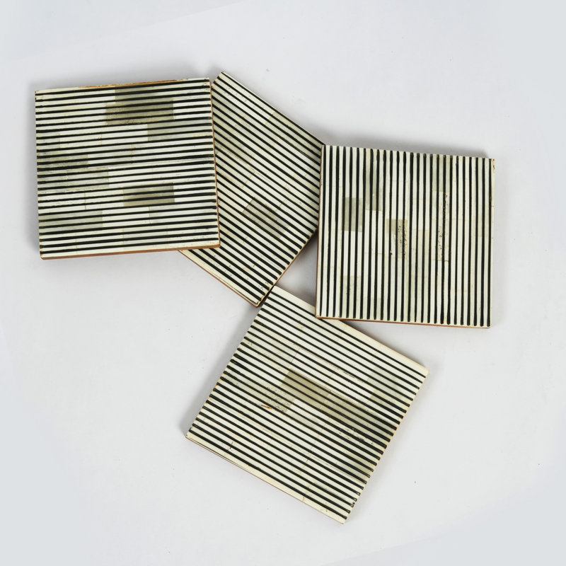 Ensemble de 4 sous-verres Pinstripe Bone & Resin Inlay - sous-verres rayés noirs et blancs fabriqués à la main avec motif géométrique décoratif | Mela Artisans
