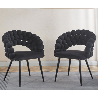 2 chaises modernes noires: pieds dorés, coussins moelleux, confortables pour une chambre à coucher