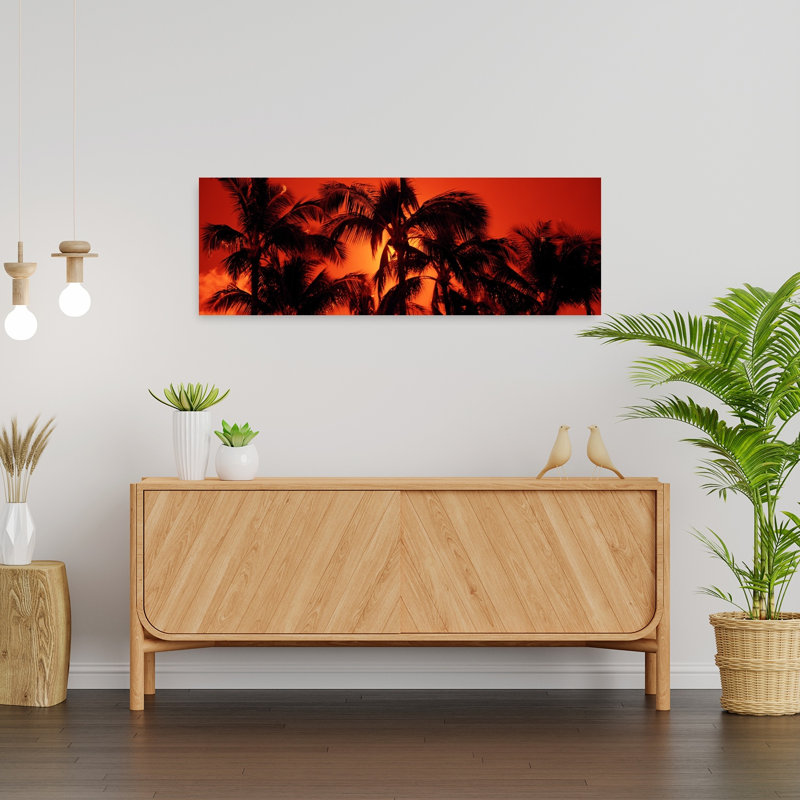 Faible angle de vue de palmiers au crépuscule, plage de Kalapaki, Kauai, Hawaï, États-Unis, H 36 po x l 12 po