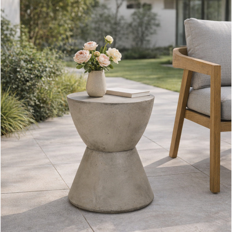 Table d'appoint pour l'extérieur en forme de sablier LightWeight en béton, table de bout MGO, gris clair