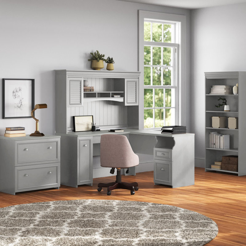 Ensemble de bureau d'ordinateur en forme de L avec bahut de cinq articles Huckins, Gris Cape Cod