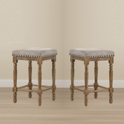 Ensemble de 2 tabourets de comptoir traditionnels avec finition chêne, assise en tissu beige et garniture cloutée pour un repas confortable