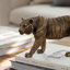 Statue de tigre cuivré brillant - taille compacte de 11,5 x 3,5 x 5,5 po, décor parfait pour les tablettes, les manteaux et les patios extérieurs