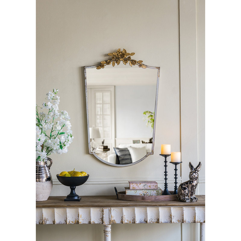 Miroir mural arqué 24 x 1,6 x 37,4 po avec cadre ivoire délavé et couronne florale dorée