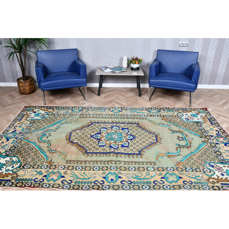 Tapis turc rétro tissé à la main dans des tons de vert pastel et de bleu avec un design complexe idéal pour rehausser l'esthétique de votre espace de vie