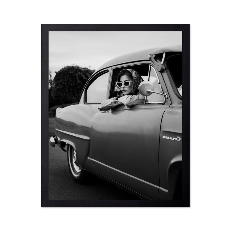 Femme dans une voiture classique, Black Framed, Poster, 16"H x 20"W