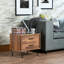 Table de chevet rectangulaire en noyer avec pieds en métal et deux compartiments de tiroir spacieux dans la chambre à coucher