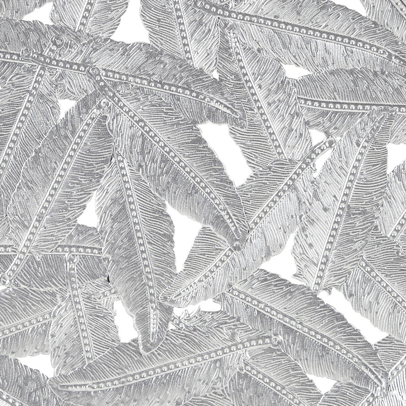 Décoration murale 3 disques en métal avec plumes texturées - gris, 20 po, 17,25 po, 14,25 po, utilisation à l'intérieur