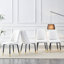 Ensemble de table et de chaises. Grande table de salle à manger rectangulaire minimaliste moderne avec plateau en verre noir imitation marbre 0,39 et pieds en métal doré, jumelée à 8 chaises en polyuréthane blanc avec pieds en métal noir.