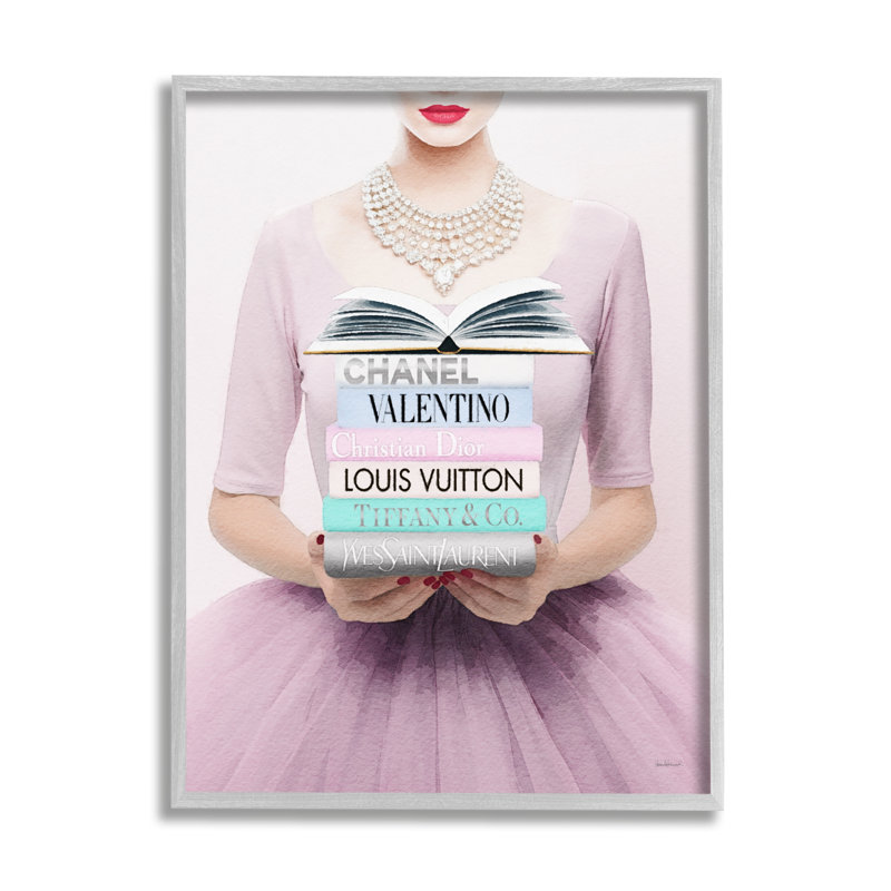 Fashionista avec des livres encadrés sur bois par Amanda Greenwood, H 14 po x l 11 po, Estampe numérique Farmhouse