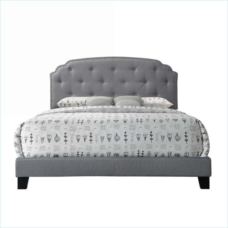 Grand cadre de lit tapissier en tissu gris doux pour chambre d'amis de style classique raffiné