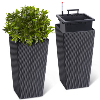 Ensemble de 2 pots à fleurs en rotin de 22,5 po de hauteur: Style. Cultivez. Grands pots de fleurs d'intérieur / extérieur avec 2 plateaux et roues pour le patio, le salon et le bureau.