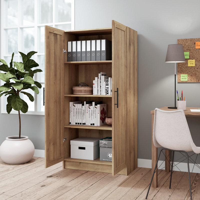 Grande armoire de rangement Watse de 65 po avec portes à panneau, garde-manger, armoire de salle à manger avec 2 tablettes réglables et 1 fixe, armoire d'appoint de salon autoportante, P 16,75 po x l 32 po x H 65 po, chêne naturel
