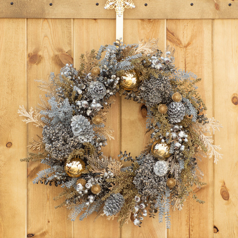 Couronne de feuilles, pommes de pin et ornements en soie, H 30 po x l 30 po x P 6 po