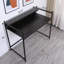 Console noire étroite avec porte d'entrée moderne et petite table de canapé derrière le canapé