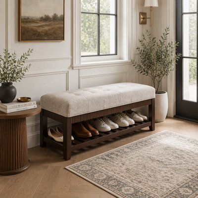 Banc d'entrée en hévéa massif avec coussin rembourré et étagère à chaussures intégrée.