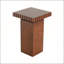 Table d'appoint carrée en noyer avec bord cranté, idéale pour un décor intérieur moderne et rustique.