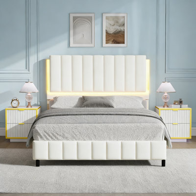 Ensemble de lit plateforme en similicuir avec lumières DEL et table de chevet moderne avec tiroirs cannelés