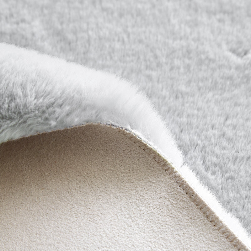 Tapis gris clair en fausse fourrure à poils longs tissé à la machine Khyrie, Rond 6 pi