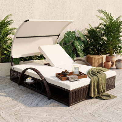 Chaise longue d'extérieur avec auvent courbé réglable à 5 positions, tables d'appoint cachées, lit de jour de patio avec coussins amovibles
