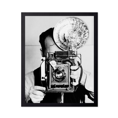 Photographe avec appareil photo rétro