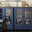 Armoire multifonctionnelle rétro bleue avec portes doubles en verre, tiroir spacieux et poignées en bronze, idéale pour le couloir de la chambre à coucher, étagère ajustable avec rangement minimaliste, plateau courbé gracieusement,-365108423