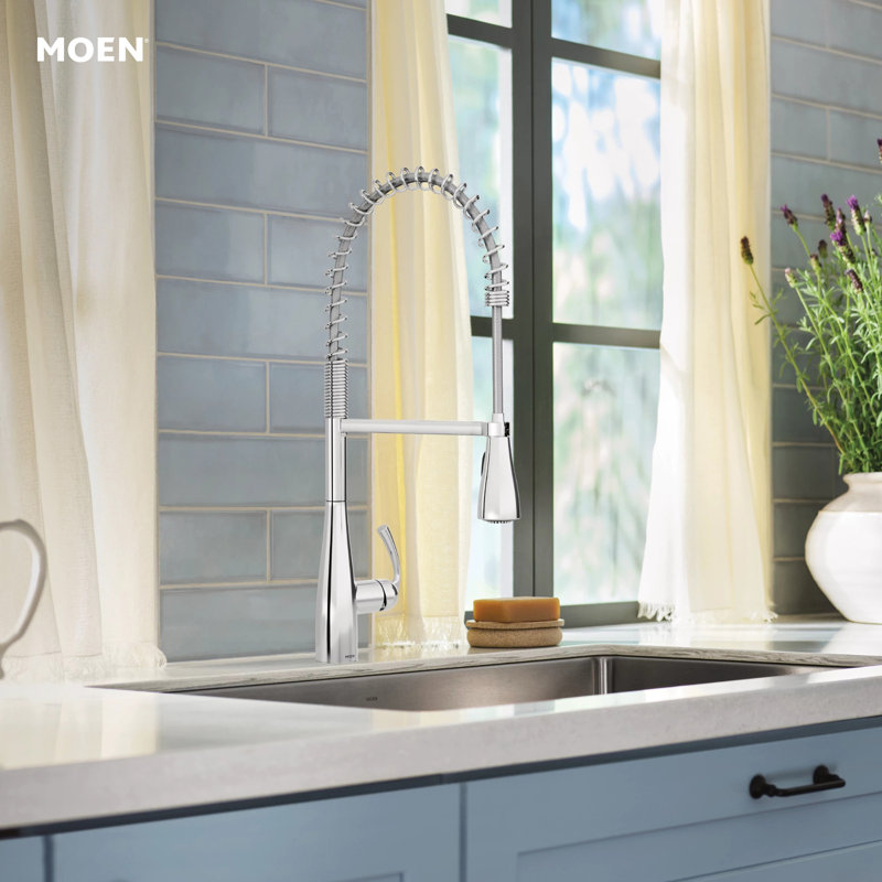 Robinet de cuisine à pré-rinçage à poignée simple avec technologie Power Clean et distributeur de savon Moen Essie